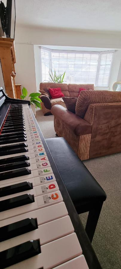 Hidden Gem Near The Beach With Pool Table New Quay Extérieur photo