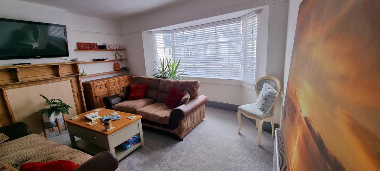 Hidden Gem Near The Beach With Pool Table New Quay Extérieur photo